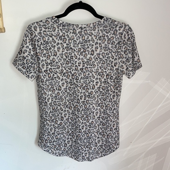 *NWT Z Supply Cheetah Print V-Neck Short Sleeve - Picture 2 of 6